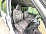 運転席シート廻りは使用感も少なく、良好な状態となっています。前オーナー様が丁寧に使っていたことがよくわかりますね。