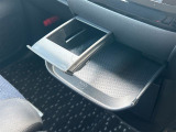 引き出して大きめトレーとして、しまったままでも小物置きとして、運転席からも助手席からも自在に使えるドリンクホルダー付のトレー。