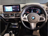 【ハンドル】ドライバーとBMW車の一体感がダイレクトに伝わるステアリングホイール。形状・太さへの拘りに加えて、操作性を高める為にスイッチ類も配置。クイックかつ安定のドライビングを体感下さい!