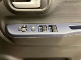 【運転席ドアスイッチ回り】パワーウィンドー[ロック機構]・電動格納式リモコンドアミラースイッチがまとまっているので操作しやすいです。