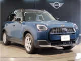 MINIのフロントグリルのデザインはイギリスで生まれた当初から、シルバーのサイドバーが折り重なった伝統的なデザインで御座います。その伝統はBMWのお車になってからでも少しずつ形を変えて守られております