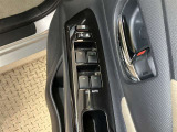 運転席側のフロントドアに全ドアのパワーウィンドウ開閉スイッチとウィンドウロックスイッチとドアロックスイッチと電動格納式ドアミラーの操作スイッチが有るので手元でミラー調整ができるので便利です。