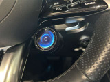 ステアリングボタンは、使いやすいデザインでございます。ステアリング付近のレバーや、ステアリングボタンで追従機能の操作も可能でございます。