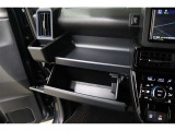グローボックスに加え更に便利な収納スペースの助手席オープントレイがあります!