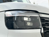 暗くなると自動点灯するLEDヘッドライトを装備しています。