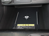 ワイヤレス充電器がついています。対応スマートフォンを置くだけで充電が可能です。