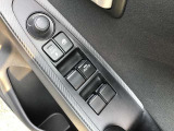 パワーウィンドウやドアミラーのスイッチ等は運転席右側へ集中してます