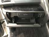 【グローブボックス】収納も充実