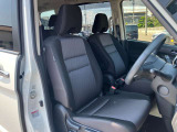 運転席には、シートリフターが付いております☆ 前後のスライドに加えシートの高さも変更出来ますのでどなてでも運転し易いポジションを取れます