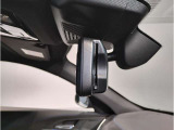 【ETC機能付防眩ミラー】BMWのルームミラーは、ETCと一体型でございます。ミラーは防眩機能付きですので、後方車両のヘッドライトの明かりをカット致します。