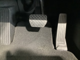 マツダ車の共通するポイントに前輪を前に出し運転席足元スペースを広げたこと!これによりホイールハウスが邪魔にならずにドライバーの中心線を基準とした位置へのペダル配置が可能となりました!