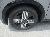 メーカーオプションのアルミホイール。タイヤサイズは155/65R14です。