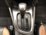 操作しやすいATシフトです。シフトチェンジを気にしなくてよいので運転だけに集中できますね。自然と手に届くところにある、手になじむ形状のシフトノブがいいですね。