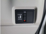 運転席についているスイッチでもリヤ席のスライドドアの開閉ができます。