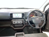 運転席周りのレイアウトをご覧ください。ナビゲーションが綺麗に装着されすっきり収まってますね!