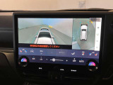 視認性の良い広角カメラでフロントと上方から車両周辺をご確認いただけますので、狭い道やすれ違い、路肩寄せなどに役立ちます。