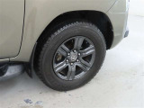 装着タイヤサイズは、265/65R17です。純正アルミホイールを装着しております。