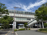 公共交通機関では、大阪モノレール沢良宜駅から徒歩2分です。駅から店舗が見えてます。