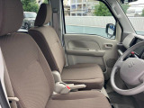 【運転席シート】蒸れにくいシートで座り心地の良いです。一度座ってみてください。