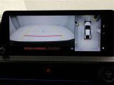 パノラミックビューモニターを装備。駐車場や交差点でクルマを真上から見るように周囲を確認できます。機能の詳細は販売店スタッフまでおたずねください。