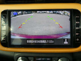ギアを『R』に入れた後、ナビ画面に後方の映像を映してくれるので、駐車がし易くなります。