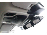 アイサイトはステレオカメラで前方を認識。万一の際の衝突回避、車線逸脱のお知らせ、全車速追従クルーズコントロールなど、色々なことができる運転支援システムです。
