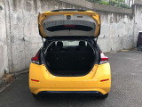 EVだからって、ラゲッジスペースは普通に。たっぷりの荷物もしっかり積めるフレキシブルに前後する荷室を実現。ゴルフバッグは横に搭載可能。もちろんバッグによりますが私のバッグは
