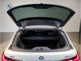BMWではスペアタイヤが非搭載となるため、スペースは拡大されており、収納スペースとして利用可能。トランクの下にも収納スペースがあり、意外と役に立つスペースでございます。