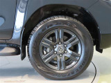 純正のアルミホイール装着車です。タイヤサイズは265/65R17です。
