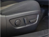 【パワーシート】電動で座面を前後上下に動かすことができます。簡単に運転しても疲れにくい姿勢に調整できます。