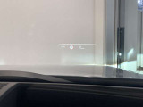 【ヘッドアップディスプレイ】現在の車速表示や目的地へのルート案内やメディア関連のリストを表示する事が可能です。視線移動を減らす事によりドライブに集中して頂けます。