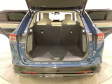 ラゲッジも広く使いやすいトランクは、開口部も広く荷物の積み下ろしもしやすいお車となっております。リアシートの背もたれは6:4の割合で分割して可倒できるので、長いお荷物などを載せることもできます。