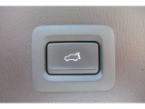 【電動パワーリアゲート】スマートキーや運転席のボタンを押す、リヤバンパ-下に足を入れるだけでリアゲートが自動で開閉します!荷物を持っている時や、高い位置にあるバックドアを閉める際に便利な機能です♪