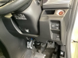 左側に高速で便利なETCがあり、横滑りを防ぐVSAなどのスイッチは、運転席の右側、手の届きやすい位置にあります。