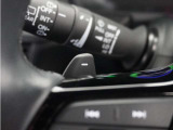 ◆減速セレクター◆ステアリングホイールの左右に取り付けられた2つのパドルスイッチで減速の強さを調整。 左側の「-」を操作すると減速を強く、右側の「+」を操作すると減速を弱くすることができます。