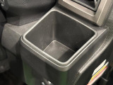 運転席埋め込み式カップホルダー(太ボトル600mm収納可能)