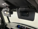 【サンバイザー】車内で身だしなみを整えるためのバニティミラーがセット。お化粧直しや髪型のチェックに活用できます。