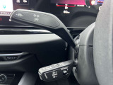 ●アダプティブクルーズコントロール『設定した速度で前方車両に追いつくと、安全な車間距離を自動で調整して前方車両を追従します。長距離ドライブでの疲労を軽減する大変重宝する機能です』