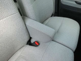 アームレストが付いていると運転する際も楽ですよ♪付いていると嬉しい機能の1つです☆