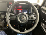 【ハンドル回り】インテリアに合わせたデザインのステアリングは、運転される方のことも考え、運転しやすい形状、大きさです。ぜひ一度、実際に触ってお確かめください。