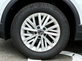 16インチ純正アルミホイール+215/60R16タイヤを装着。
