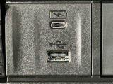 【USBポート】USBポートも装備されています!スマートフォンのオーディオに連携も可能です。今や欠かせない装備の一つです!そして、充電用は急速充電に対応しているtype-Cとなっています♪