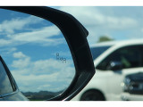 隣車線を走る車両をレーダーで検知し、ドアミラーでは確認しにくい後側方エリアに存在する車両に加え、急接近してくる車両も検知します。車両を検知するとドアミラーに搭載されたLEDインジケーターが点灯します。