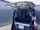 デュアルバックドア採用で、駐車後の狭いスペースでもトランクからの荷物の出し入れが可能です