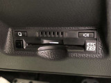 【ETC2.0ユニット(ビルトイン)】高速・有料道路の料金所をキャッシュレス、スムーズに通過可能です。高速道路上に設置されたITSスポットからの情報取得も可能です。