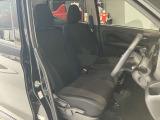運転席、助手席です。座面も広くゆったりと座れてアームレストも付いているので重宝します。
