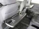 ◆シートバックテーブル◆フロントシートの背面に後席用のテーブルがついています。小物が置けて!カップホルダーもあります、ドライブ中や休憩時にも便利なテーブルです。