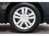 純正ホイールカバーが足元を飾ります。タイヤサイズは185/60R15です。