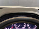 【アクティブ・ドライビング・ディスプレイ】フロントガラスにルートや車速などの情報を表示し、ドライバーの視線移動と、焦点調整の 時間をさらに短縮する事で、わき見のリスクを低減し ます。