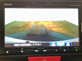 【バックカメラ】運転が苦手な方も車庫入れラクラクです!ギアをリバースに入れれば自動的に切り換わりますので、面倒な操作は不要です♪狭い駐車場もお車を傷つけず安心ですね!